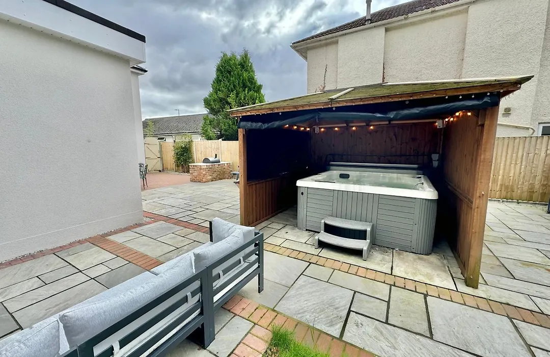 5 Bedroom House - Large Garden With Hot Tub - Sleeps 11 - Close To Beach - Free Parking-1