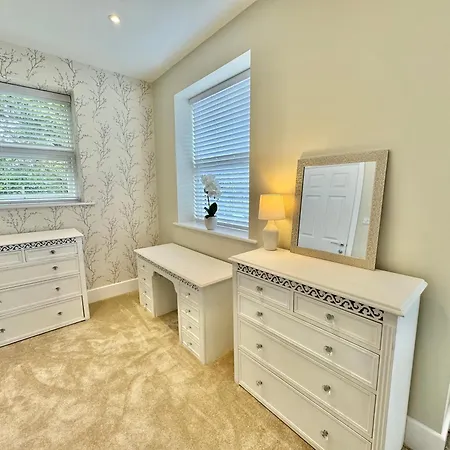 5 Bedroom House - Large Garden With Hot Tub - Sleeps 11 - Close To Beach - Free Parking-3